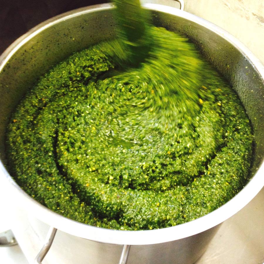 Leckeres Salsa-Verde-Pesto aus Handarbeit