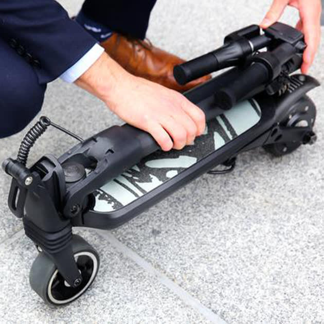 Extrem kleiner, faltbarer E-Scooter „Mini Falcon“. Passt in den Rucksack