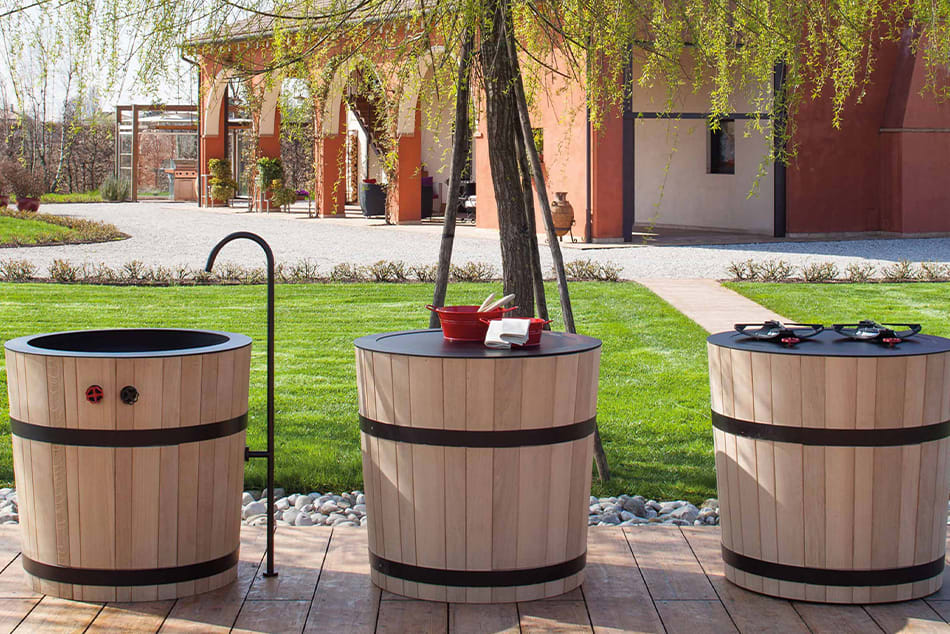 Outdoorküchen mit passenden Outdoortischen, Stühlen und -bänken