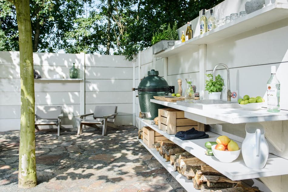 Outdoorküchen mit passenden Outdoortischen, Stühlen und -bänken