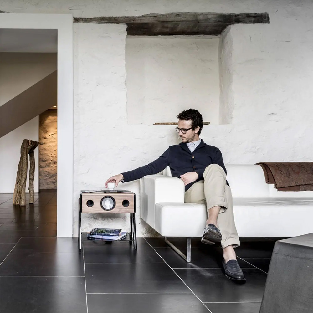 Cube von La Boite concept – Immersiver Lautsprecher und stilvoller Kaffeetisch