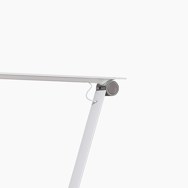 NJP flexible LED-Schreibtischleuchte von Louis Poulsen