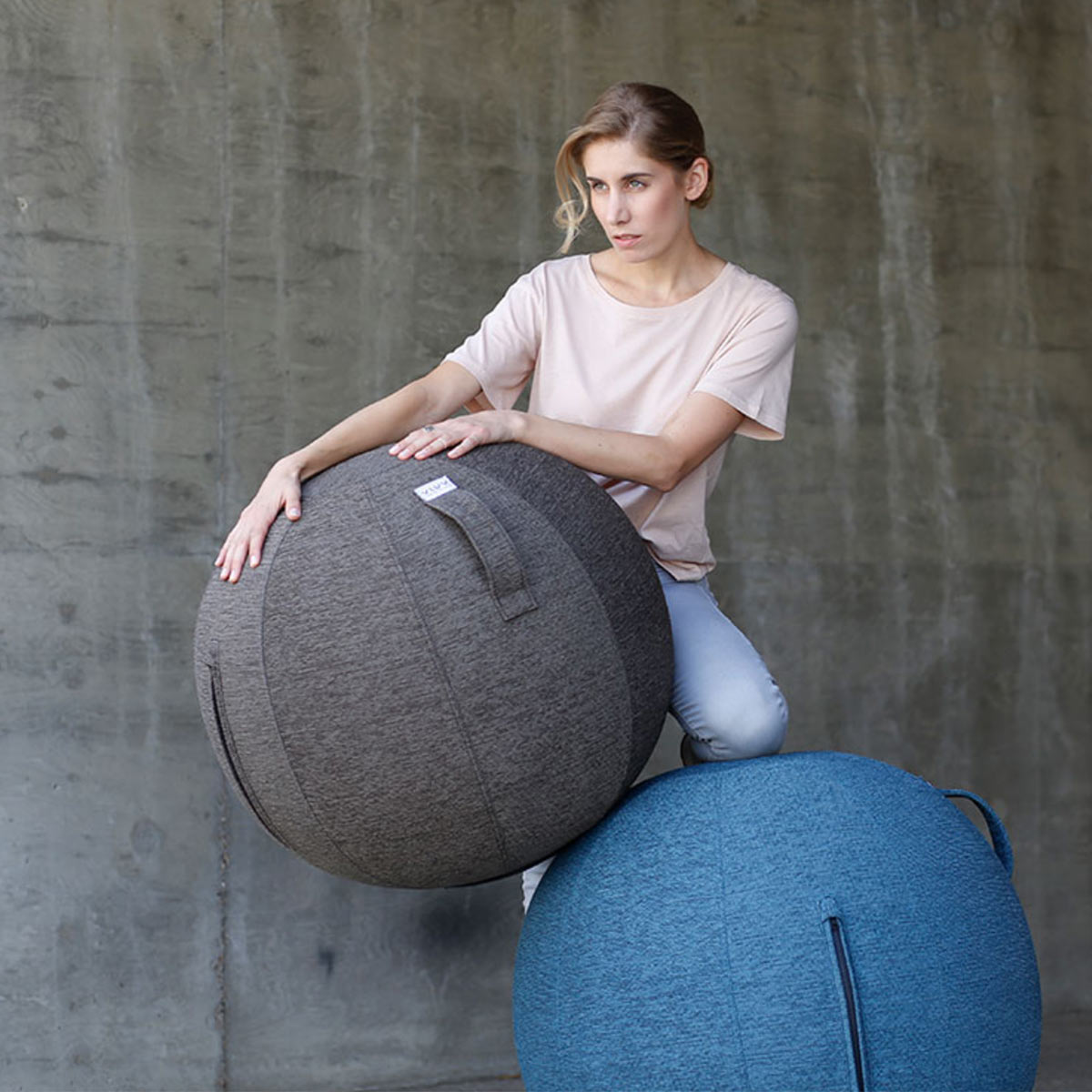 Sitzball Vluv Stov rollt kaum weg – dank eingenähtem Bodenring in hochwertigem Möbelbezugsstoff