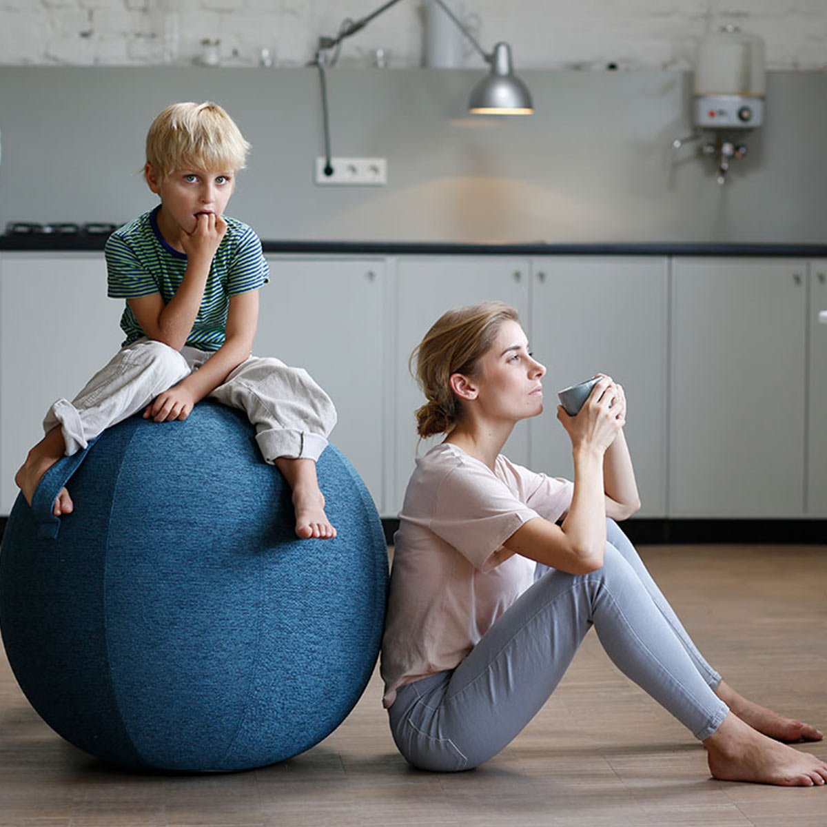 Sitzball Vluv Stov rollt kaum weg – dank eingenähtem Bodenring in hochwertigem Möbelbezugsstoff