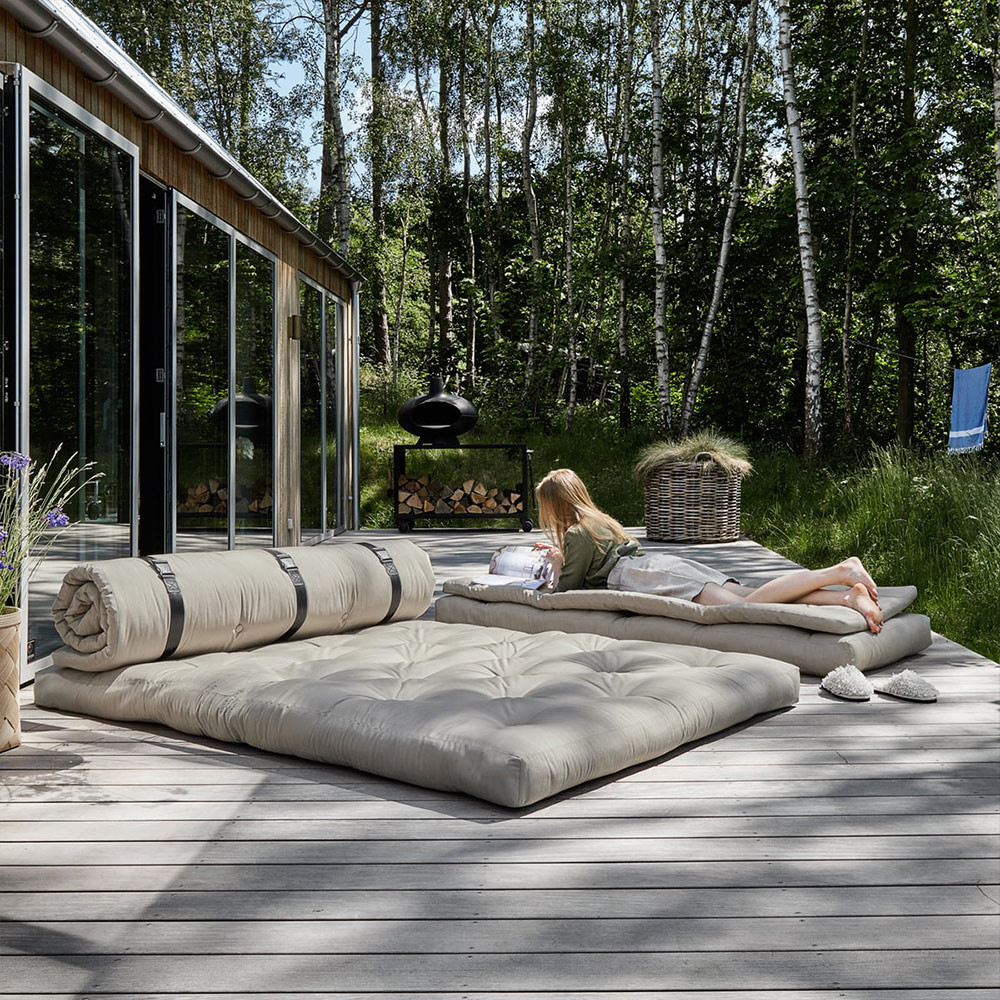 Buckle Up OUT – Sofa für den Outdoorbereich. Ebenso als Gästebett Inndoor