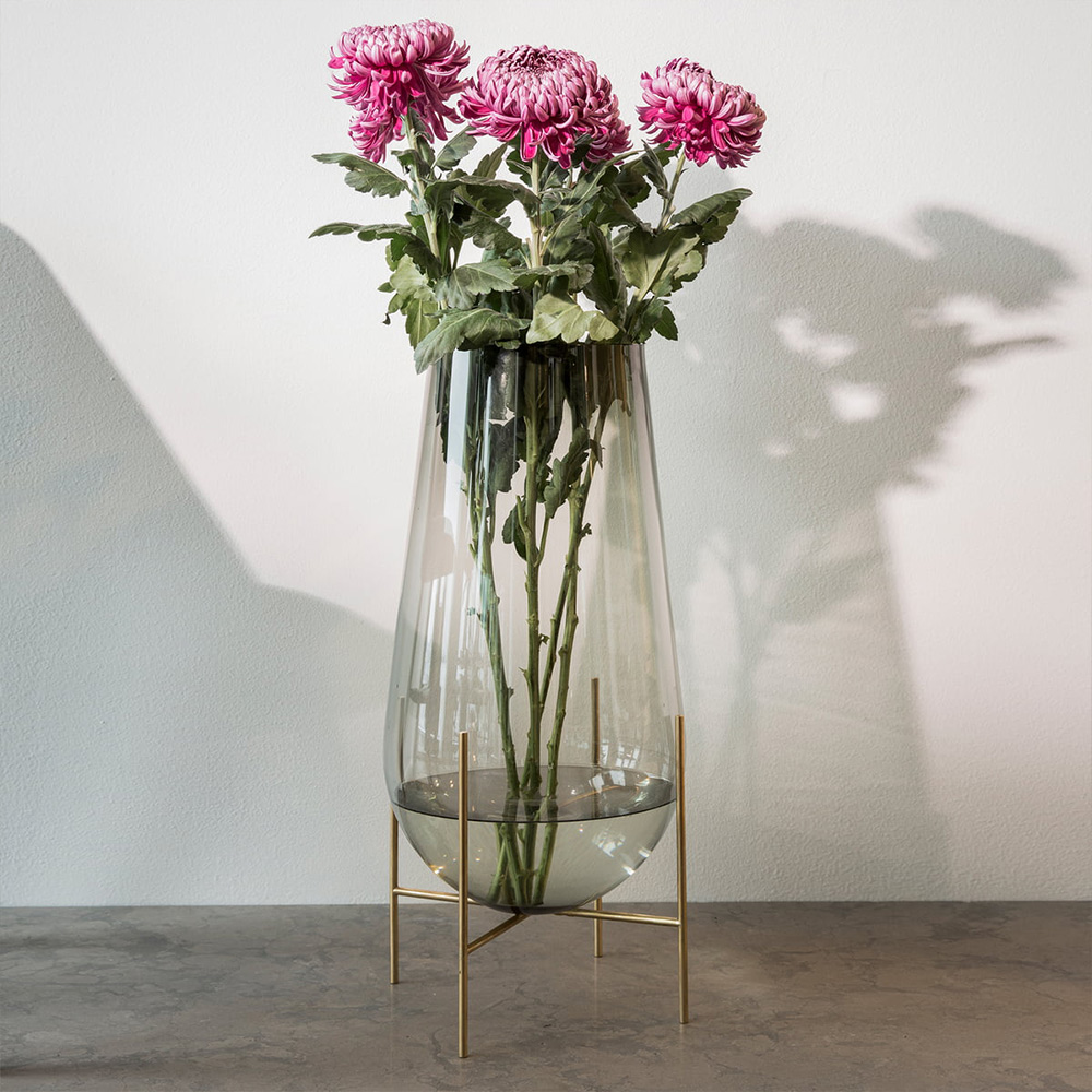 Échasse Vase von Menu auf Stelzen aus Messing in mundgeblasenem Glas