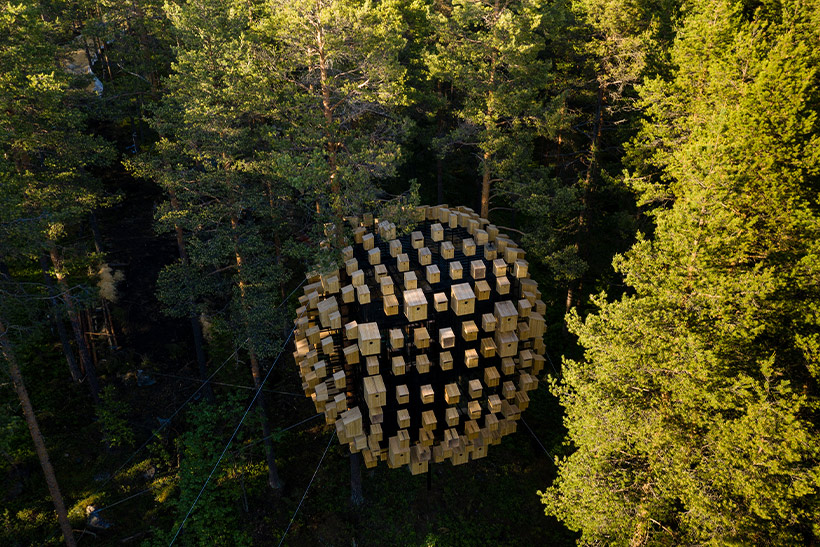 Biosphere Treehouse in Harads Schweden von BIG Bjarke Ingels Group. Umgeben von 350 Vogelhäusern