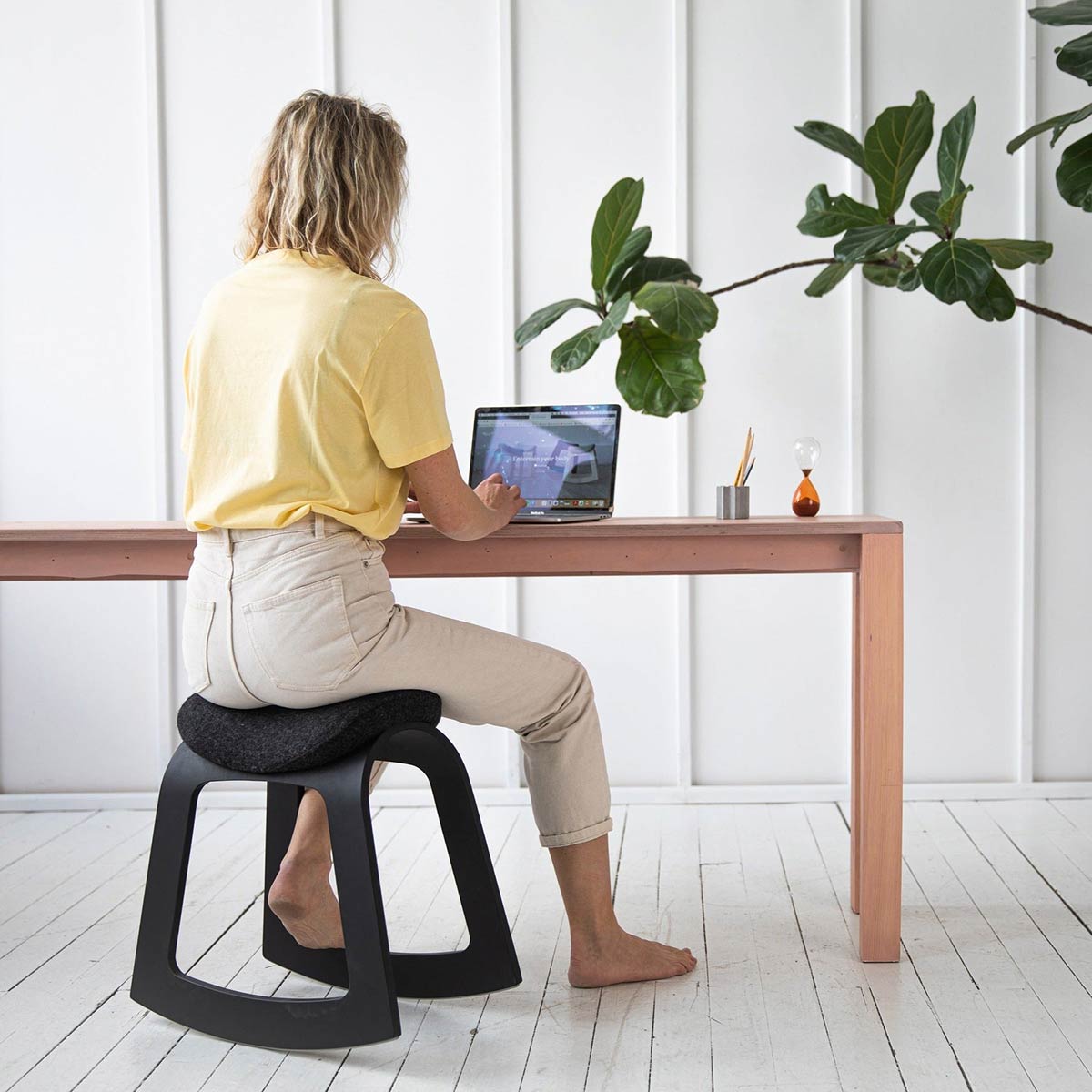 Muista – ergonomischer Hocker stärkt die Rückenmuskulatur im Büro und Home Office