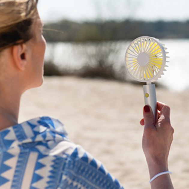 Flow mobiler Akku-Ventilator pustet stilgerecht frischen Wind