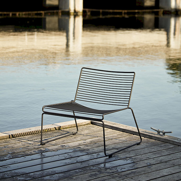 Filigraner Hee Lounge Chair von HAY für Außen- und Innen im zeitlosen Design