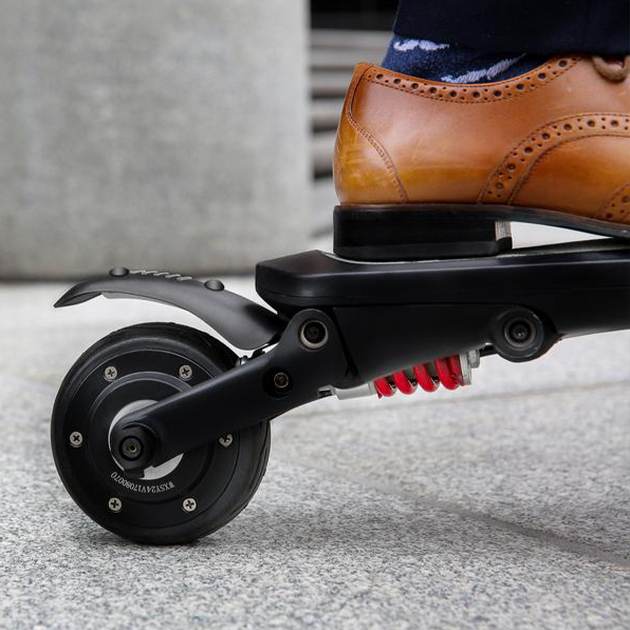 Extrem kleiner, faltbarer E-Scooter „Mini Falcon“. Passt in den Rucksack