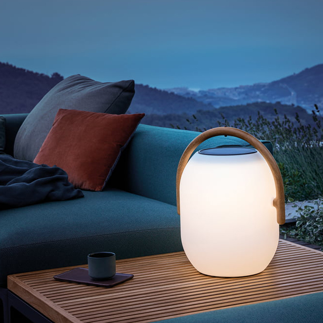 Cocoon Outdoor Leuchte mit Akku und Teakholzgriff für das besondere Outdoorfeeling