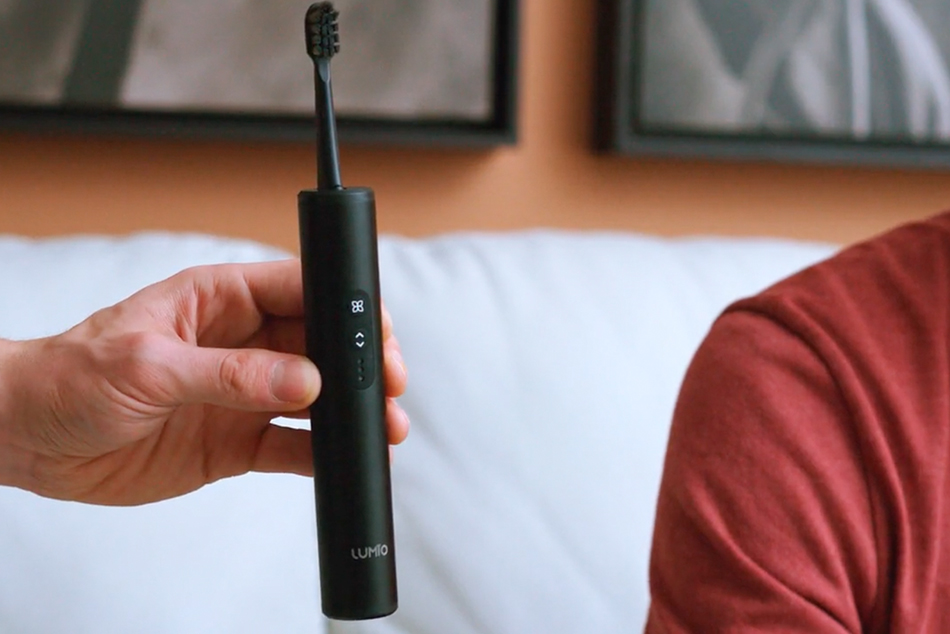 LUMIO –  selbstreinigende Zahnbürste mit UV-Licht
