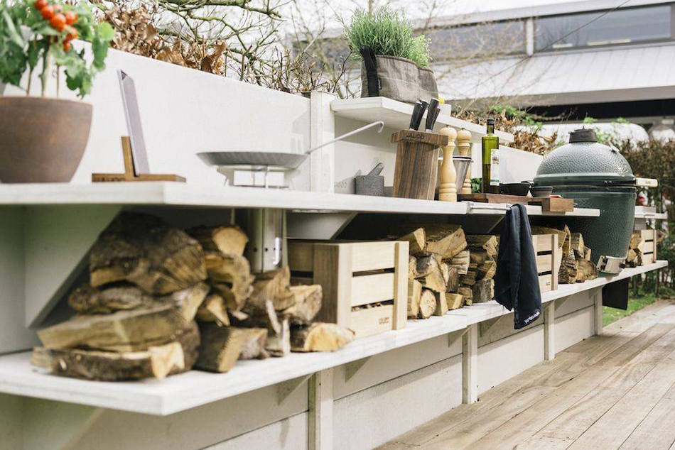 Outdoorküchen mit passenden Outdoortischen, Stühlen und -bänken