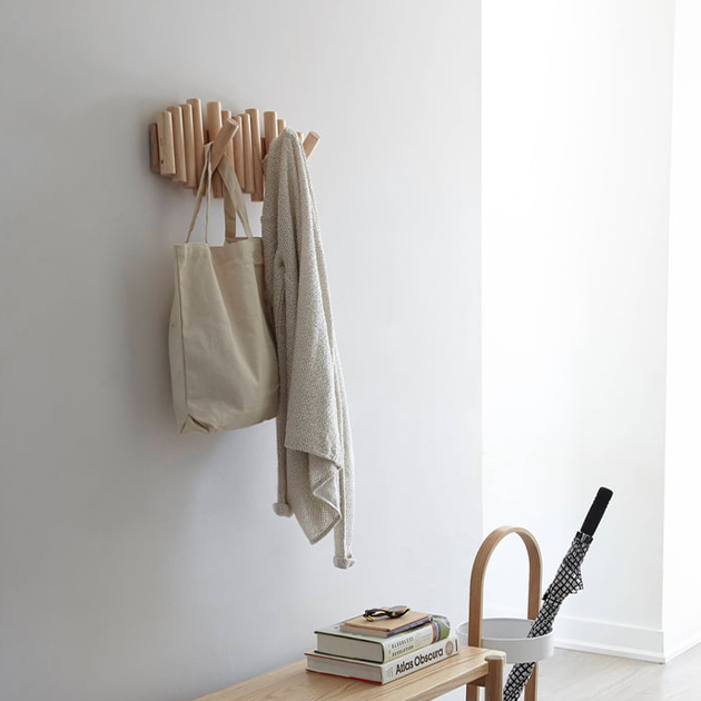 Picket Wandgarderobe von Umbra aus Kiefer -oder Wallnuss